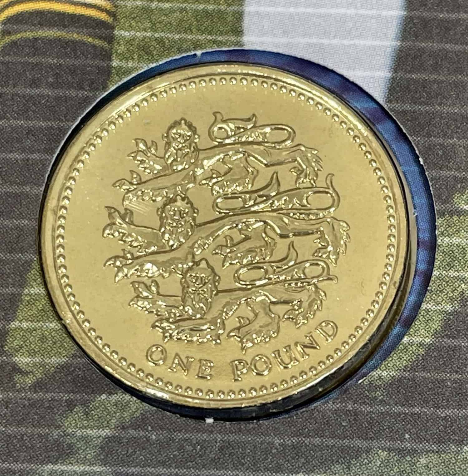 ENGLAND FOOTBALL BRILLIANT UNCIRCULATED £1 COIN & STAMP COVER brilliant uncirculated £1 coins